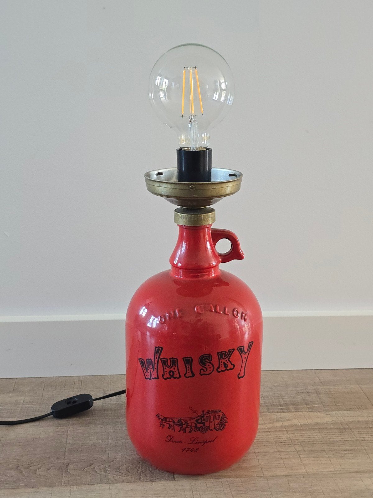 vintage tafellamp van rood glas met Whisky reclame erop, Ophalen of Verzenden