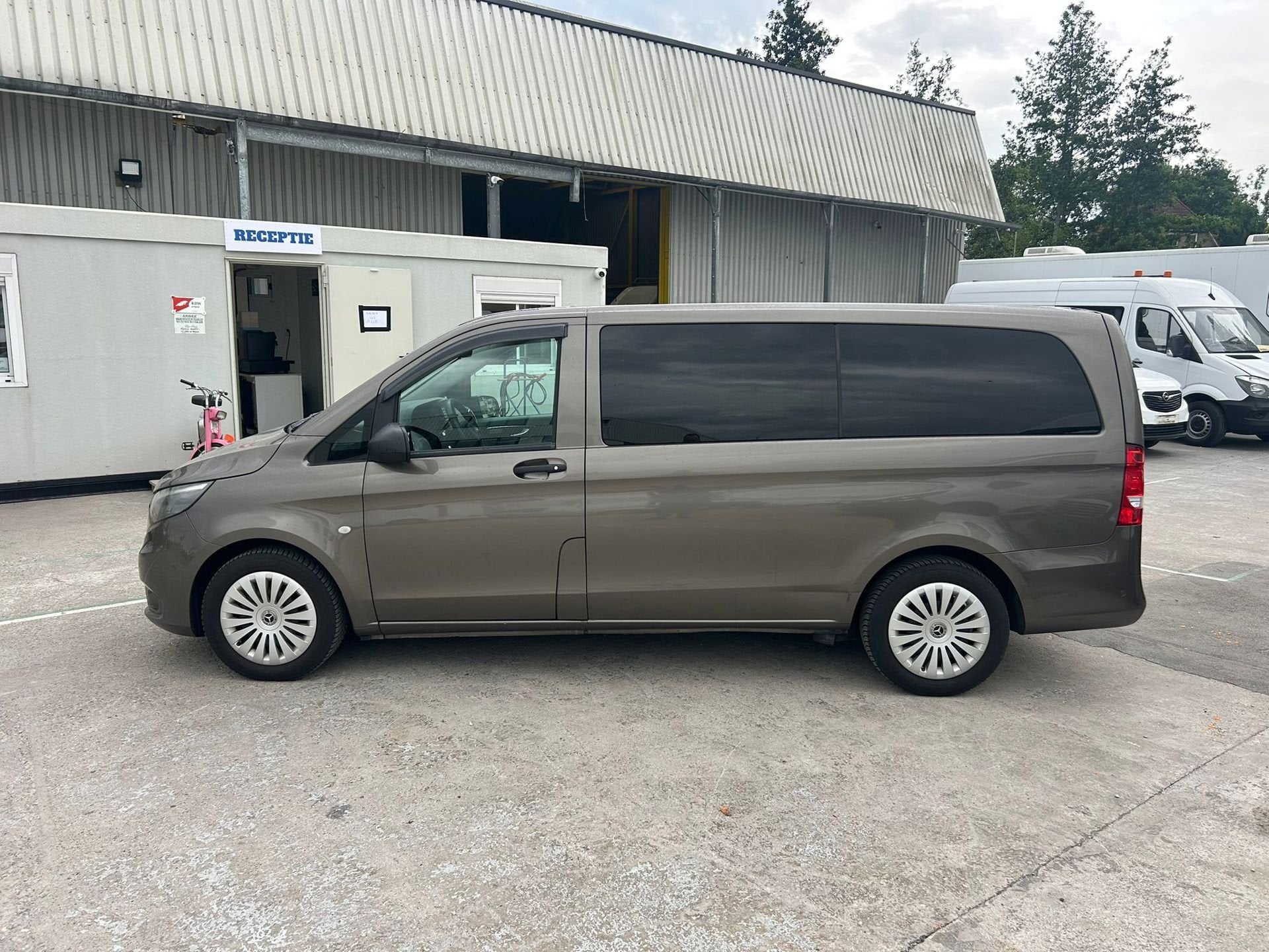 Mercedes-Benz Vito Tourer 111 BlueTEc airco 8 persoons, Voorwielaandrijving, Stof, Bruin, 2120 kg