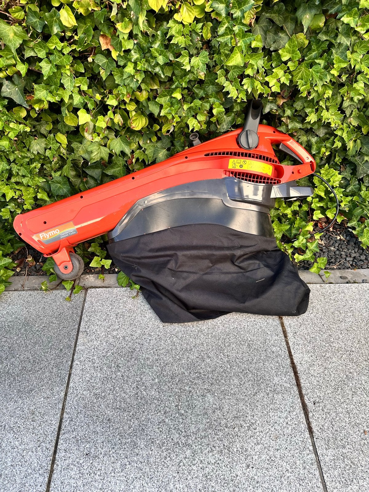 Flymo GardenVac 2500W Turbo Bladblazer/Bladzuiger, Gebruikt, Handgedragen, Ophalen of Verzenden, Met opvangzak