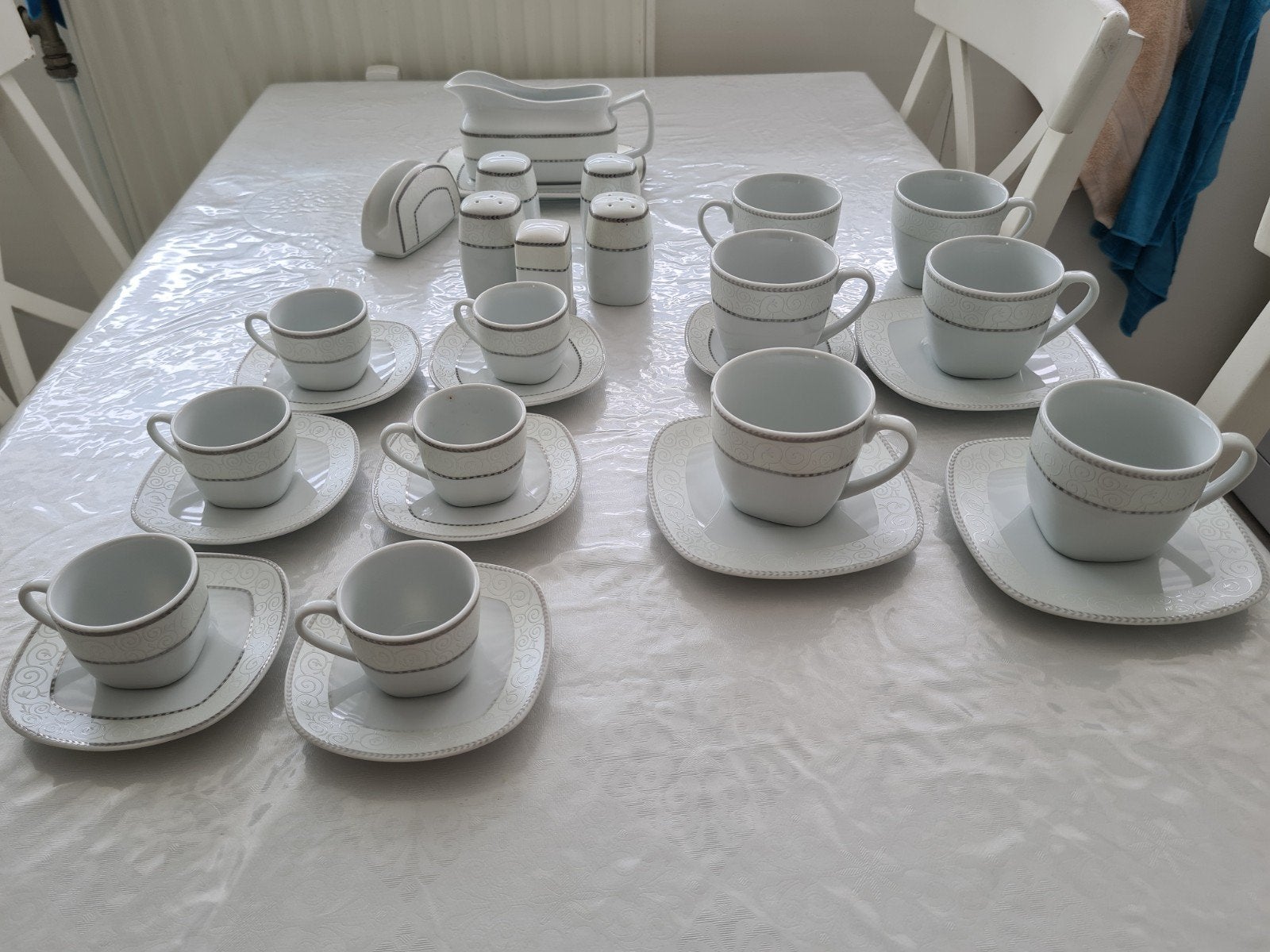 Wit servies met reliëf en gouden randje, Overige merken, Ophalen of Verzenden, Zo goed als nieuw, Compleet servies