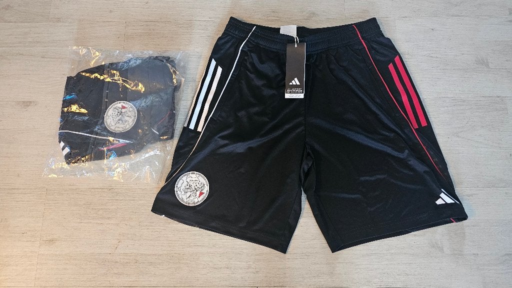 Ajax UIT Training Short! Seizoen 25/26! Mt 176/S! NIEUW!, Ophalen of Verzenden, Nieuw, Rood, Voetbal