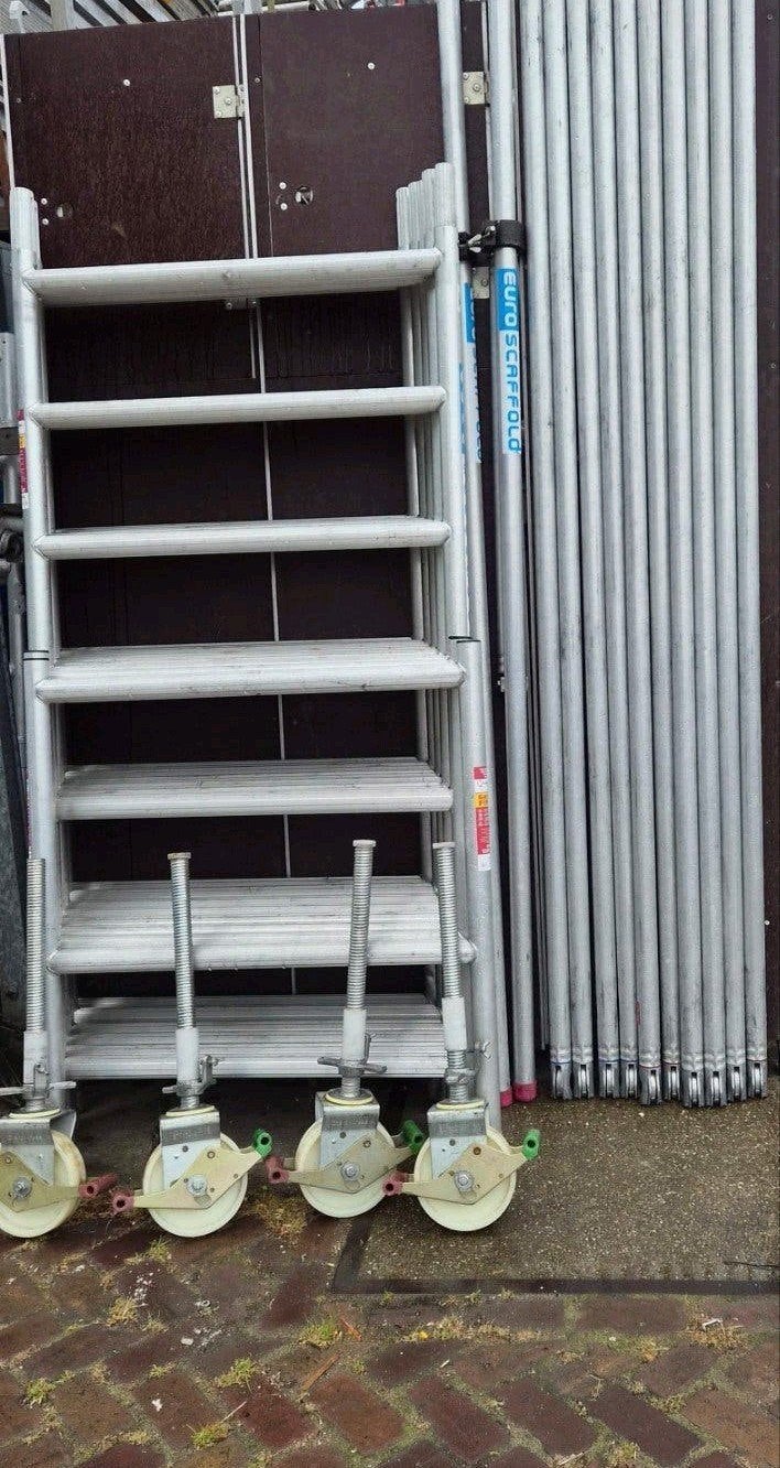 Te koop 90 cm brede rolsteiger Werkhoogte 8.20 mtr, Ophalen, Zo goed als nieuw, Euroscaffold, Rolsteiger of Kamersteiger