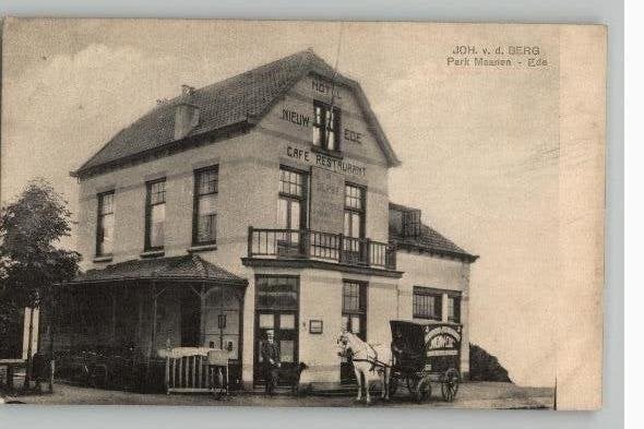 Ede  Park Maanen Joh vd Berg Hotel Nieuw Ede paard/hond