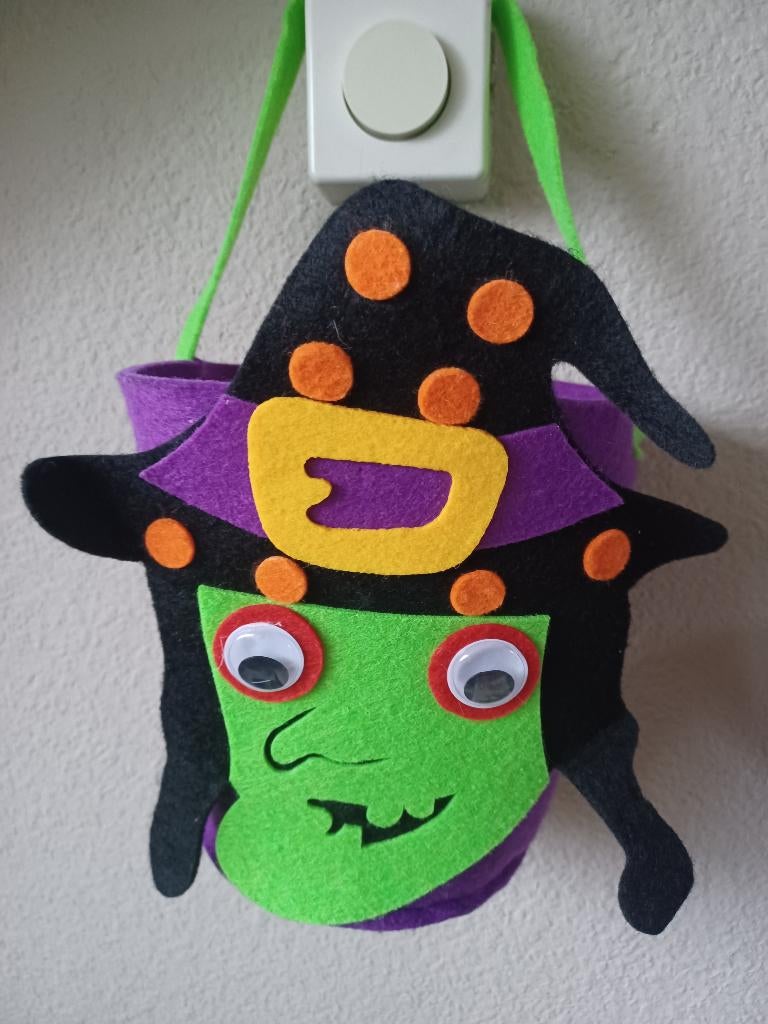 Tasje van vilt met heks / Halloween (+/- 18 cm hoog), Ophalen of Verzenden, Zo goed als nieuw, Feestartikel, Halloween of Griezel