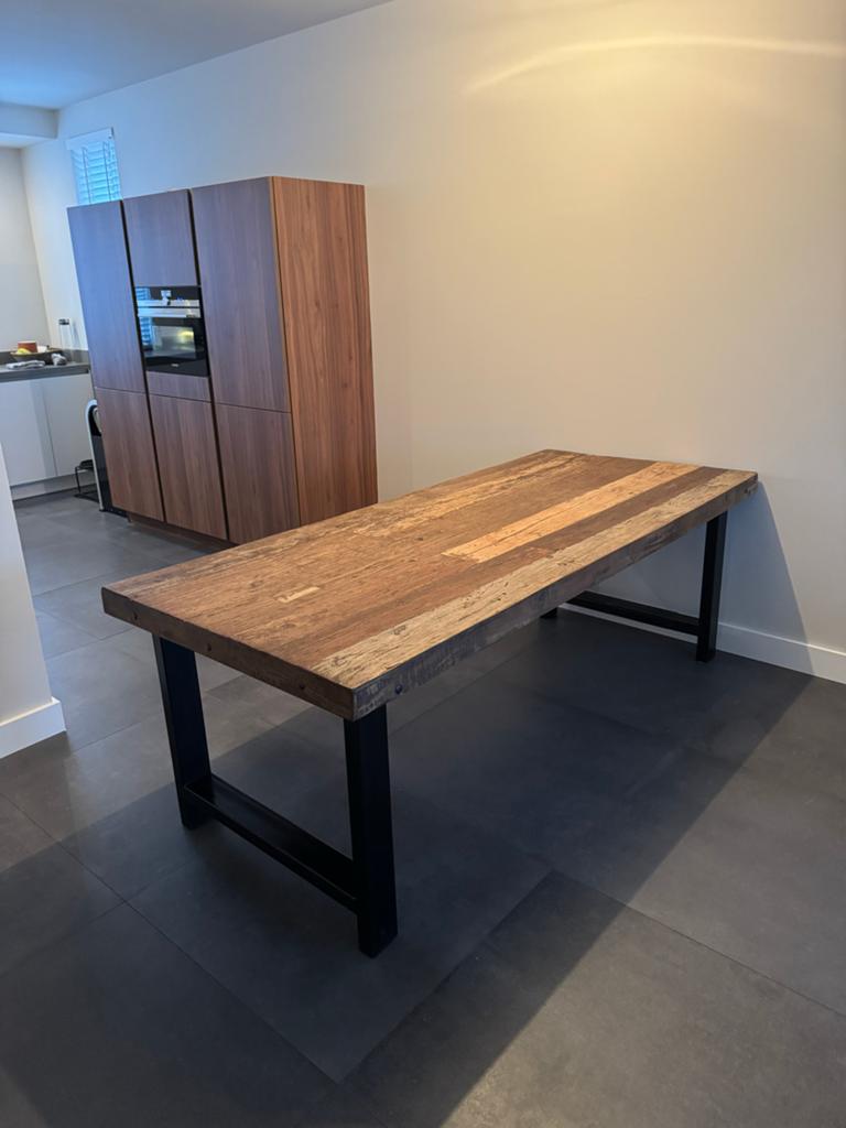 Robuuste houten eettafel met metalen onderstel, Huis en Inrichting, Tafels | Eettafels, Ophalen, 50 tot 100 cm, Zo goed als nieuw