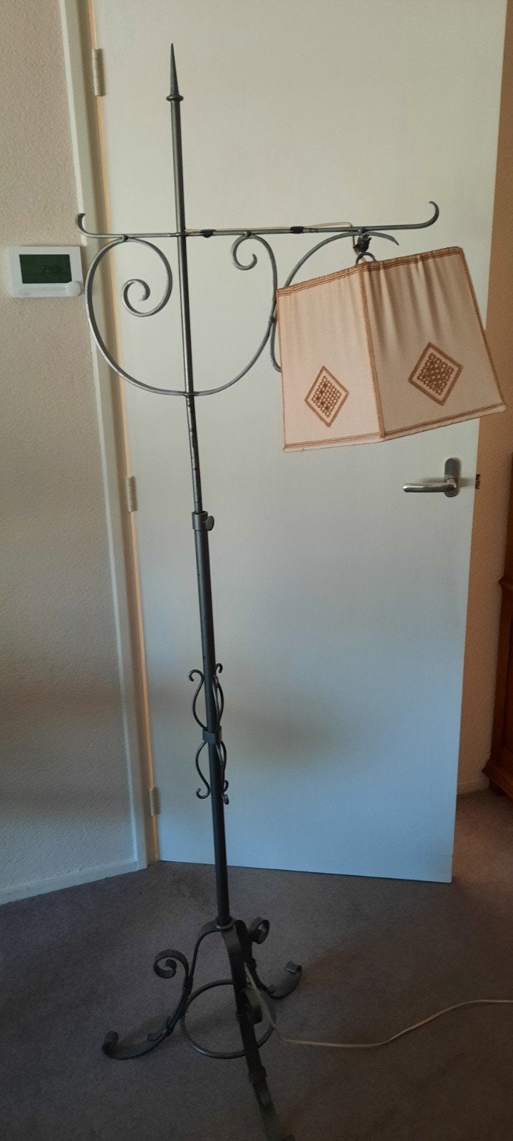 Smeedijzeren staande lamp met stoffen kap, Gebruikt, Textiel, Klassiek, Smeedijzer, 150 tot 200 cm