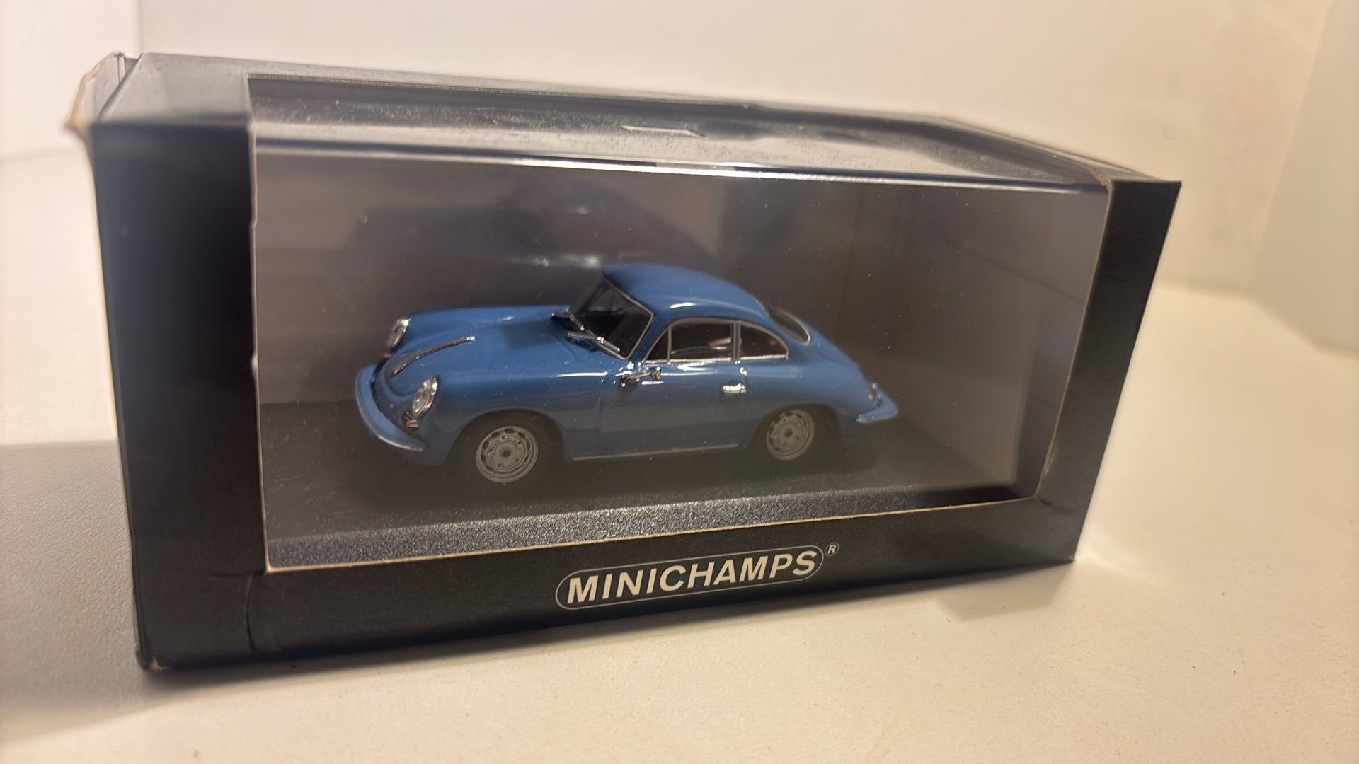 Porsche 356 b bleu minichamps 1.43