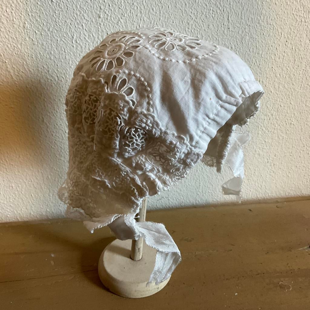 franse bonnet *tres jolie Duiven*, Antiek en Kunst, Antiek | Kleding en Accessoires, Verzenden