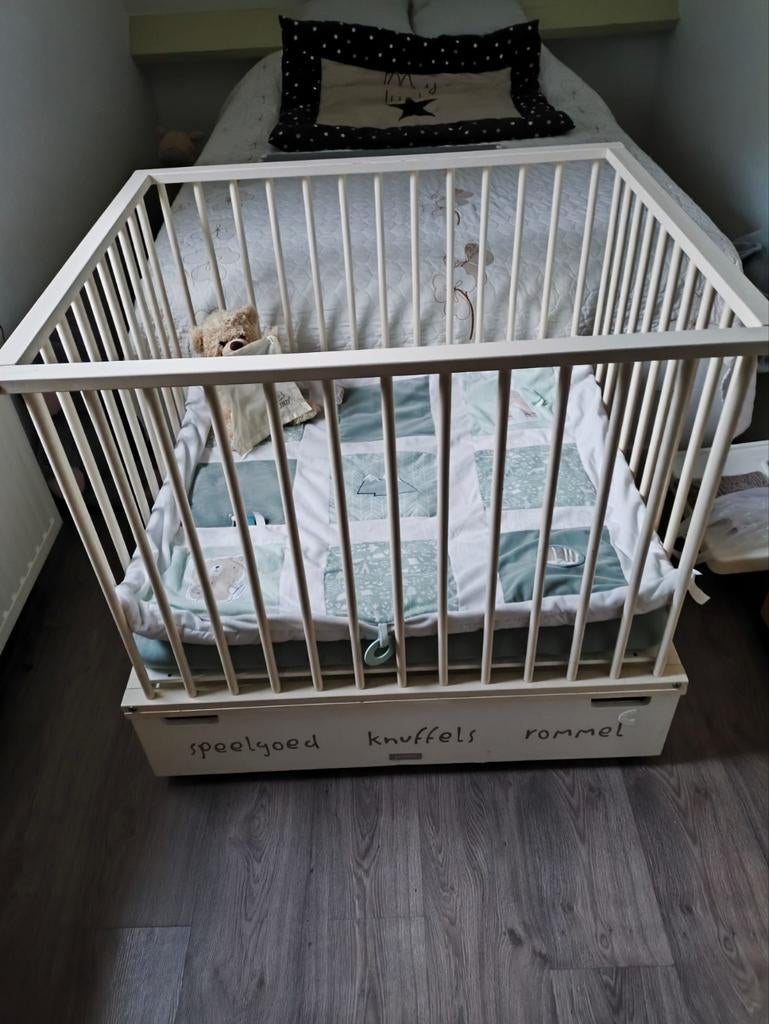 Babybedje / box met lade - Op wieltjes - Wit, Ophalen, Gebruikt, Minder dan 140 cm, Minder dan 70 cm