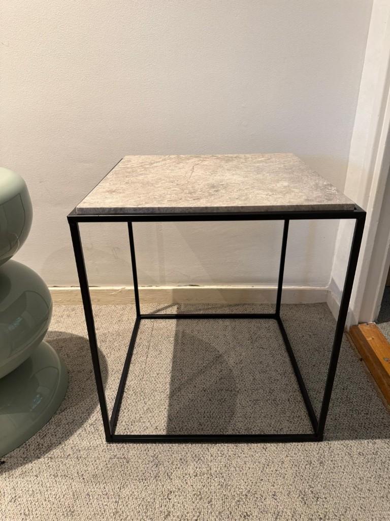 Bijzettafel zwart, grijs marmer 45x45x45cm, Minder dan 55 cm, Metaal of Aluminium, Vierkant, Zo goed als nieuw