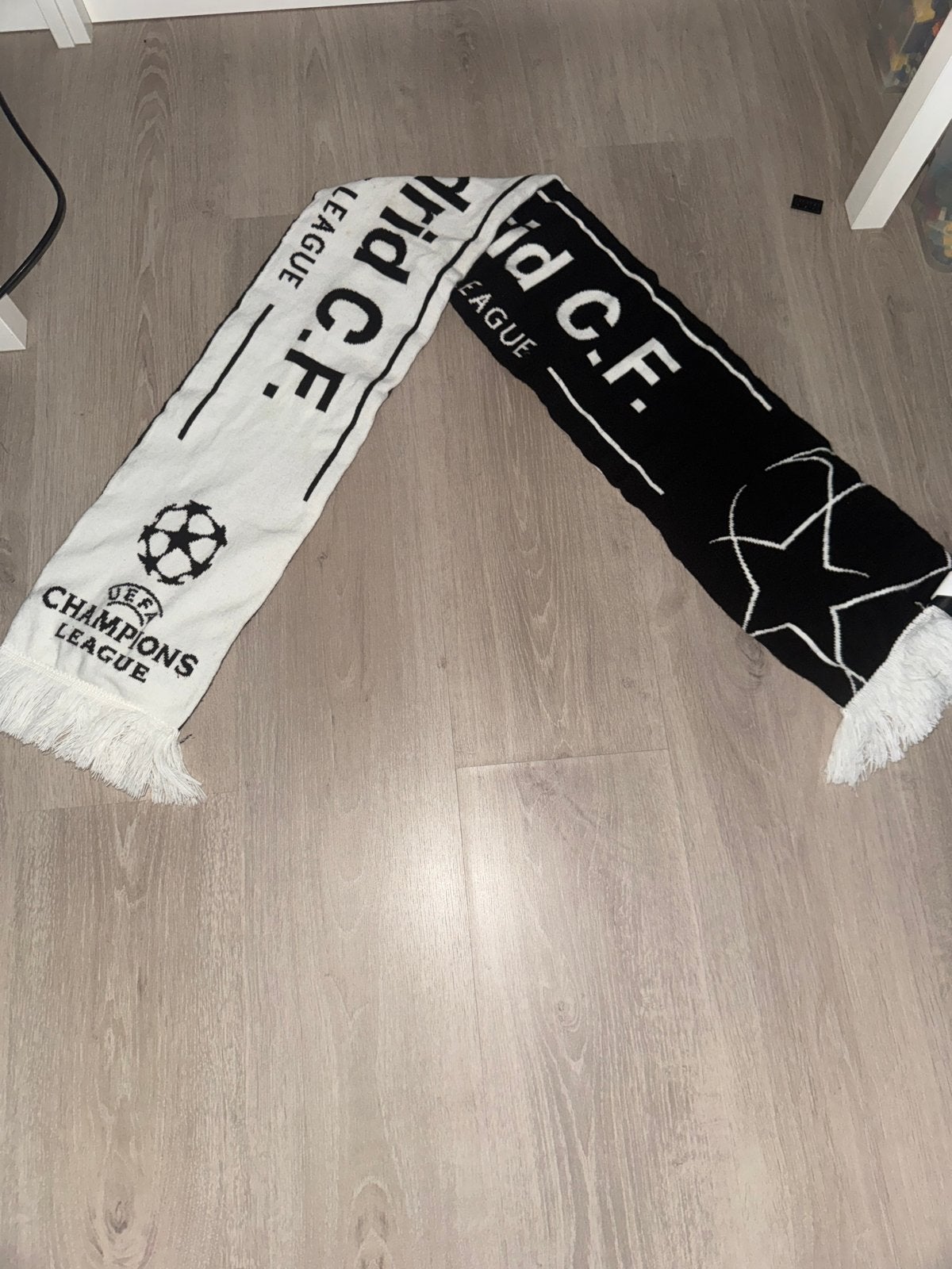 Real Madrid C.F. Champions League Sjaal zwarte en witte kant, Ophalen of Verzenden, Nieuw, Maat 38/40 (M), Sjaal
