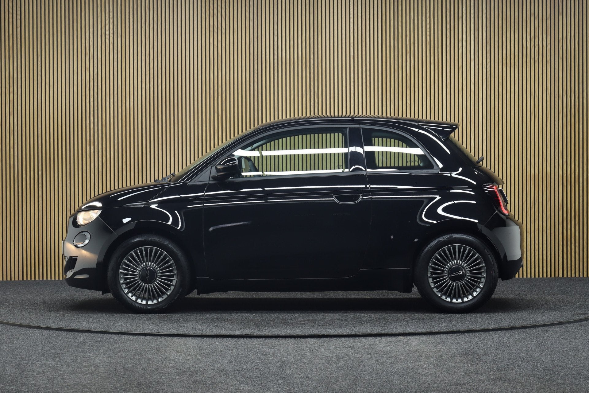 Fiat 500 RED 42 kWh | Navigatie | Climat Control | Cruise co, 12 maanden, Stof, 4 stoelen, Zwart