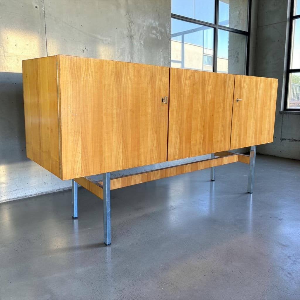 Vintage houten dresssoir/buffetkast / kast met chromen poten, Kinderen en Baby's, Kinderkamer | Commodes en Kasten, Ophalen, Gebruikt