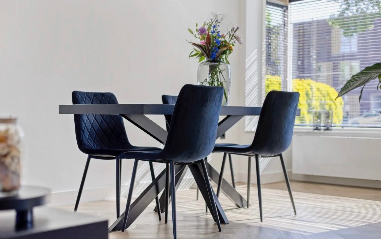 Massieve eettafel set met 4 zwarte velvet stoelen zgan, Ophalen, Zo goed als nieuw, Zwart