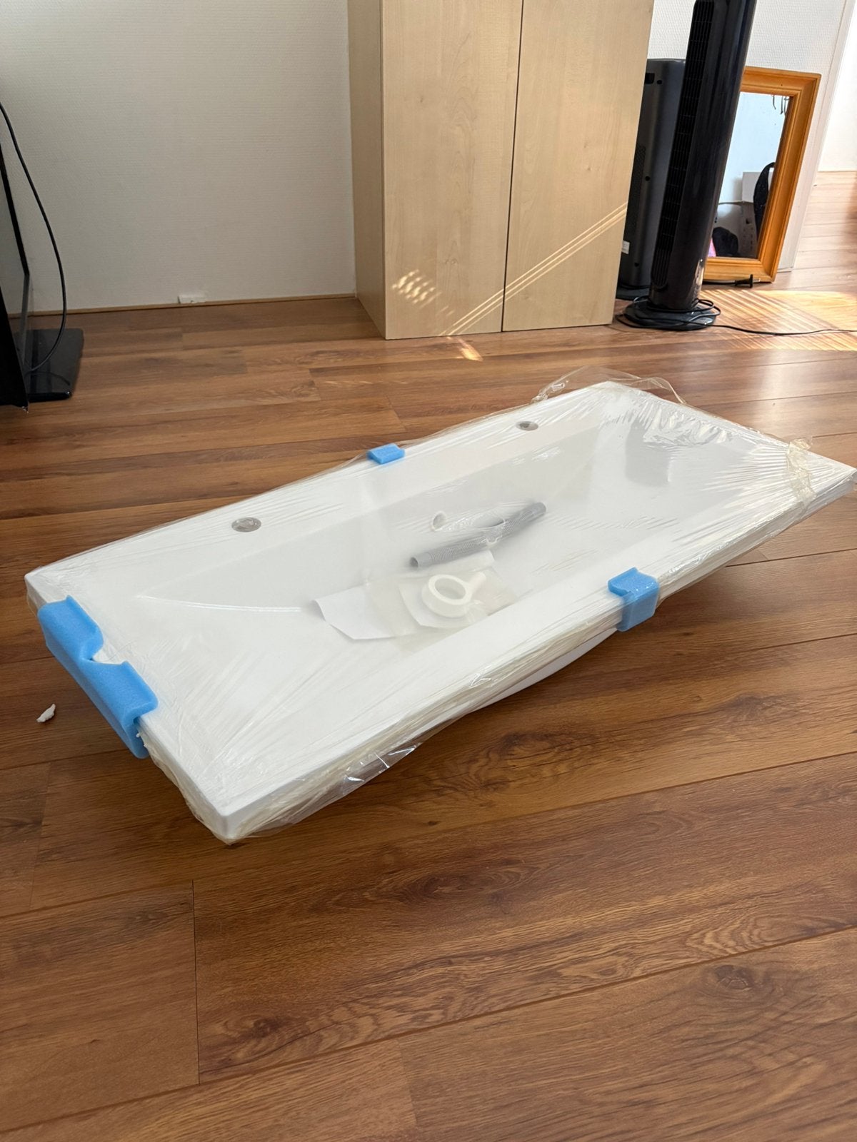 Witte wastafel met twee kraangaten, Huis en Inrichting, Ophalen, 50 tot 100 cm, Zo goed als nieuw, Minder dan 100 cm