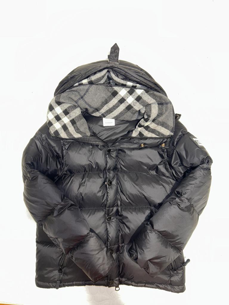 Burberry Puffer Jas maat M Zwart met Geruite Capuchon, Ophalen of Verzenden, Zo goed als nieuw, Maat 48/50 (M), Zwart