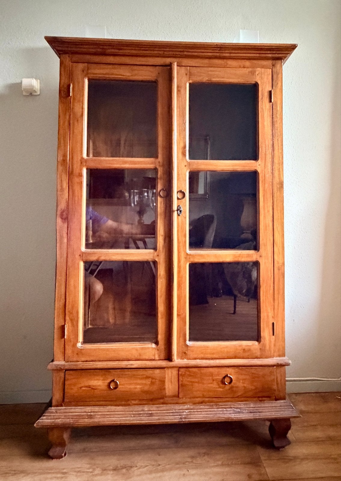 Vintage houten vitrinekast met glazen deuren, Ophalen