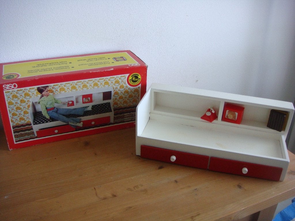 Ouderwetse ligbank met boekenrek voor (Barbie) pop, Verzamelen, Poppen, Ophalen of Verzenden, Zo goed als nieuw, Accessoires