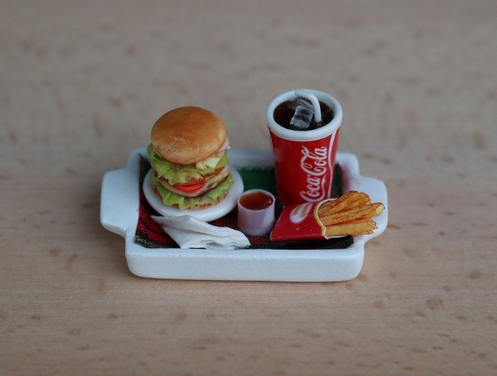 Dienbl met 3 dubbele hamburger, friet en beker cola en saus., Ophalen of Verzenden, Nieuw, Gebruiksvoorwerp