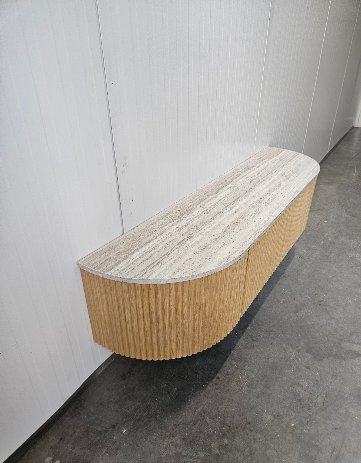 Modern TV meubel | Geribbeld eiken & steenlook blad, 150 tot 200 cm, Eikenhout, Nieuw, Ophalen of Verzenden