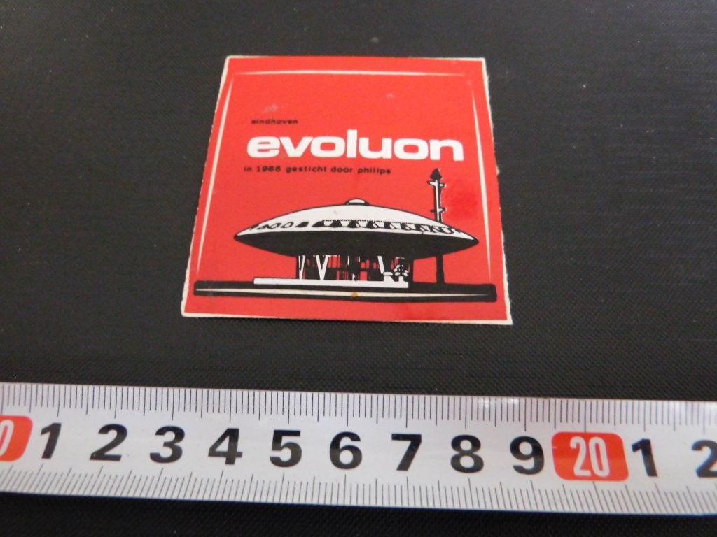 sticker ehv evoluon in 1965 gesticht door philips - rood, Ophalen, Zo goed als nieuw