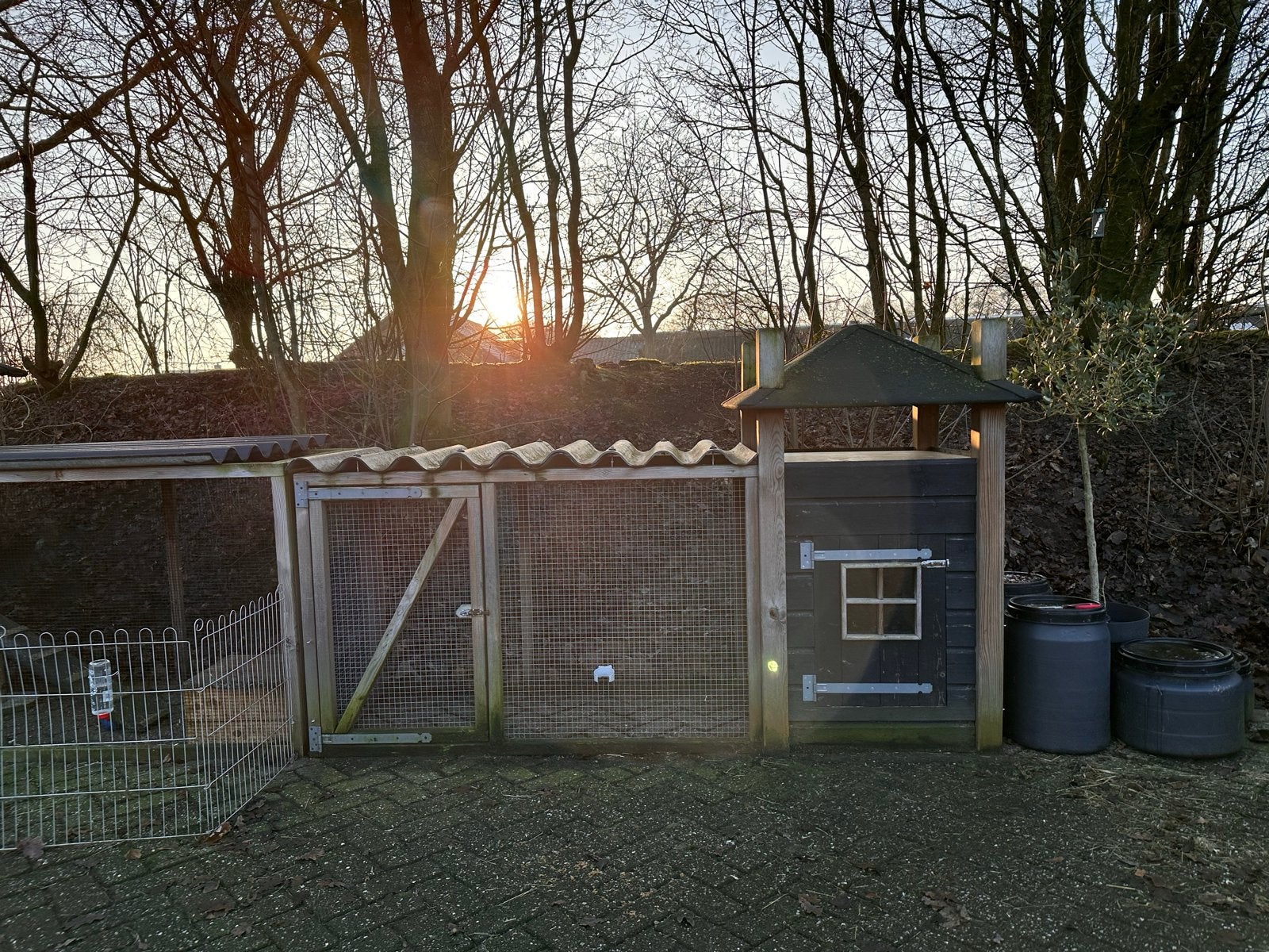 Hooiberg voor konijnen en kippen, Ophalen, Gebruikt, Hok