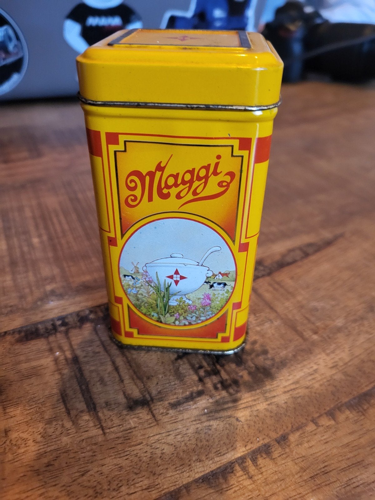 Vintage Maggi Blik - Geel met Klassieke Illustratie, Verzamelen, Ophalen of Verzenden