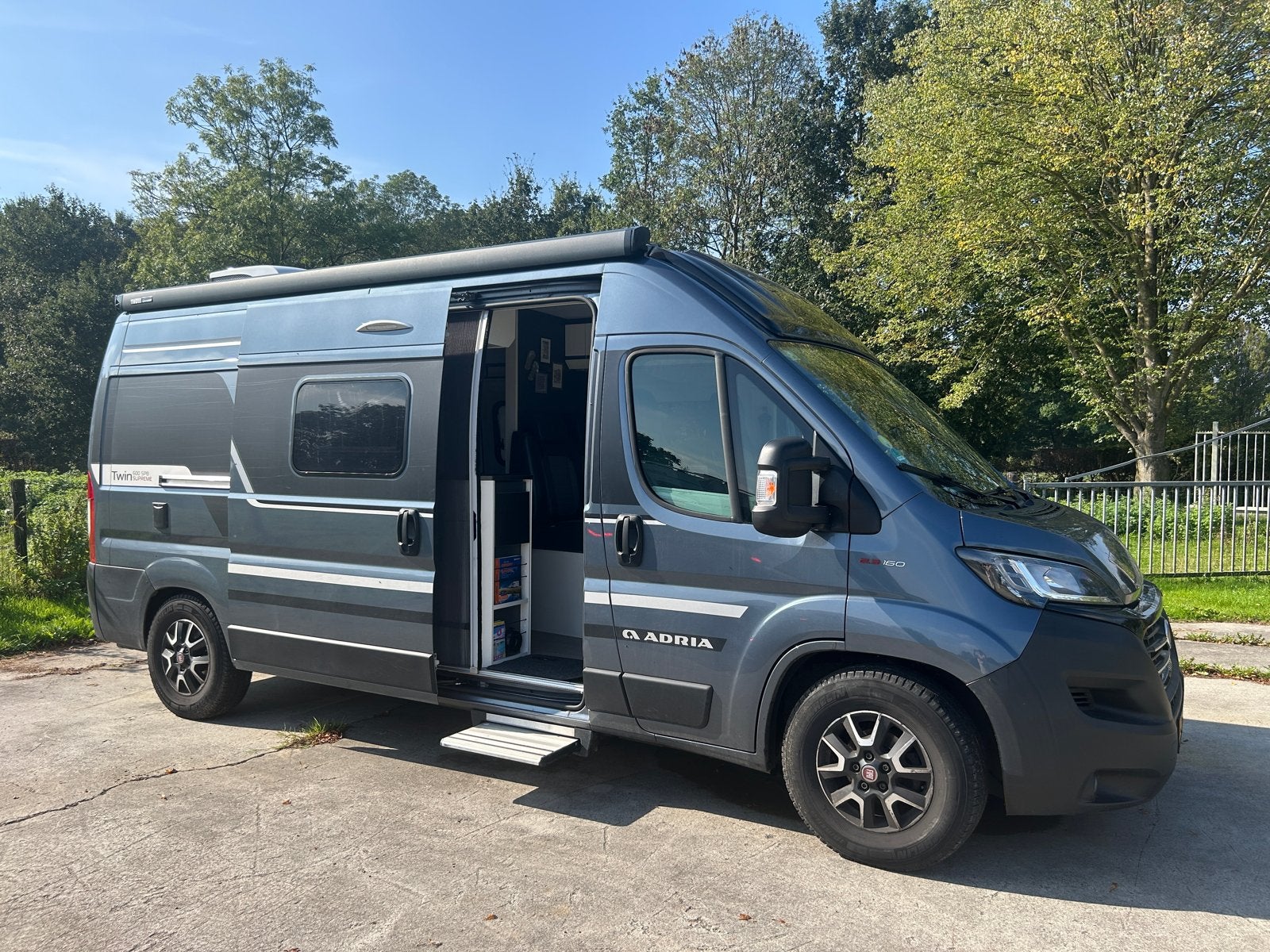 Adria Twin Supreme SPB 600 - 2021 - Luxe Campervan, Caravans en Kamperen, Treinzit, Particulier, Adria, Tot en met 3