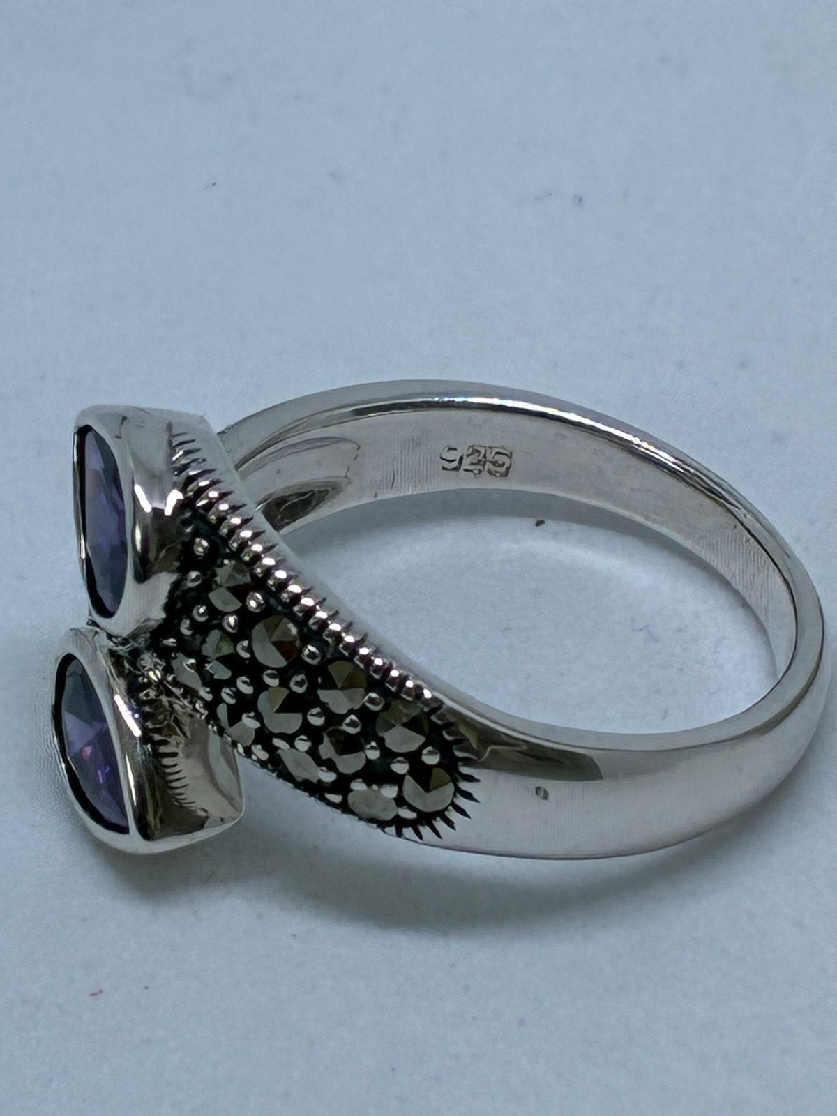 Zilveren ring maat 19 met paarse stenen, Sieraden, Tassen en Uiterlijk, Zilver en edelstenen, 19 tot 20, Nieuw, Ophalen of Verzenden