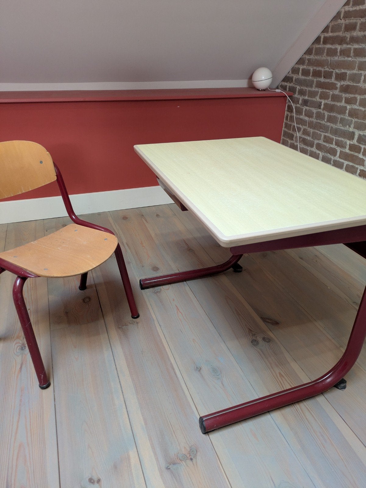 Vintage schoolstoel en -tafel set - rood en hout, Gebruikt, Ophalen of Verzenden, Eén, Vintage, Retro, Schoolmeubilair
