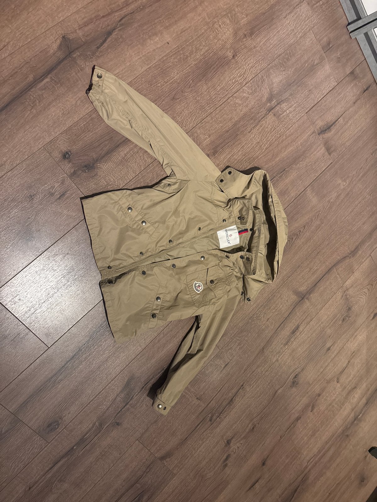 Moncler jas beige size 128 kindermaat, Kinderen en Baby's, Kinderkleding | Maat 128, Ophalen of Verzenden, Zo goed als nieuw, Jongen