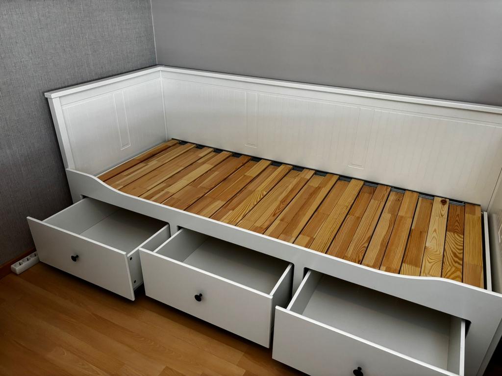 Zo goed als nieuw Hemnes bed met matras, Ophalen, Eenpersoons, Wit, Zo goed als nieuw