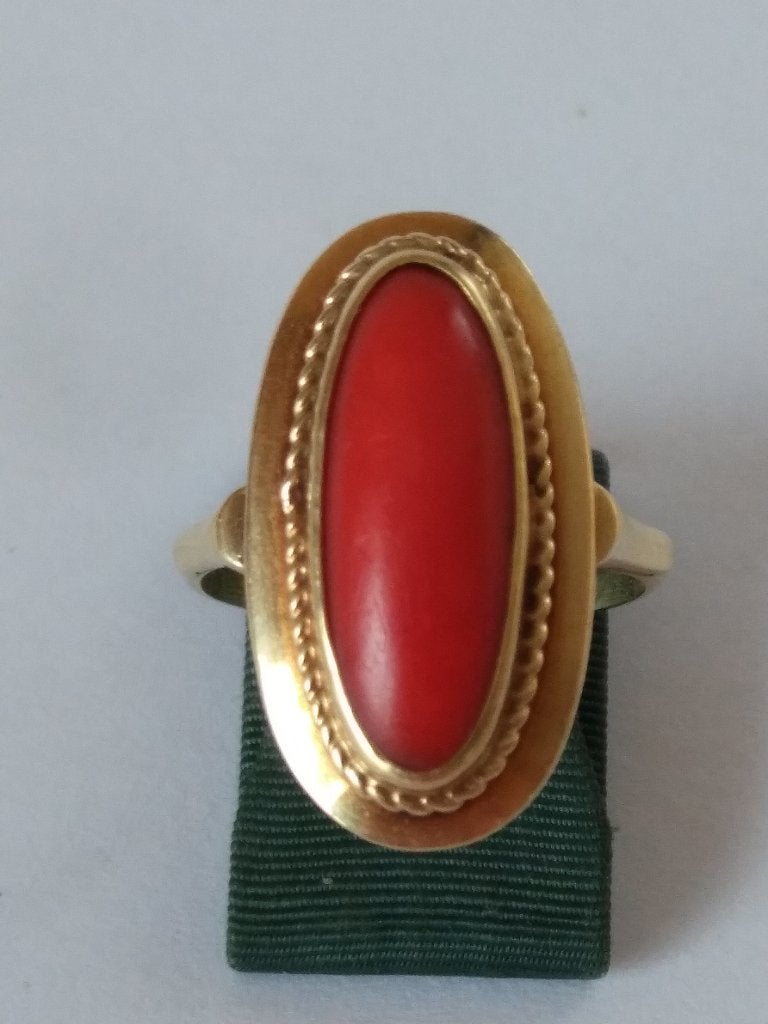 geelgouden RING maat 17 1/4  met ovale Bloedkoraal 18x 7 mm, Gebruikt, Geel, Ophalen of Verzenden, 17 tot 18