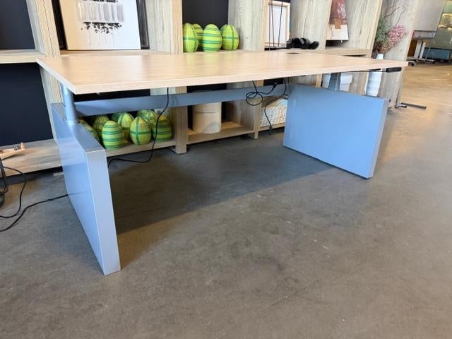 Vepa Elektrische zit-sta bureau, kabelgoot,stopcontact, 5 st, Huis en Inrichting, Bureaus, 90 cm, Gebruikt, 180 cm, Spaanplaat of MDF