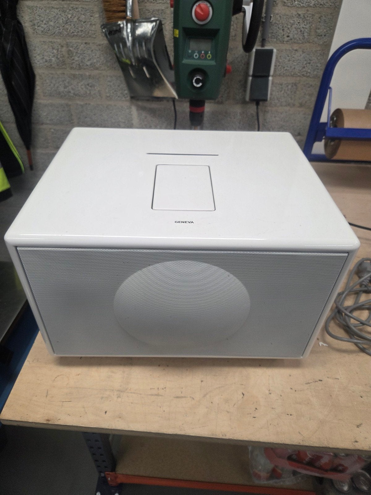 Geneva Sound System Model L - Wit met iPod Dock, Gebruikt, MP3-aansluiting, Tuner of Radio, Ophalen