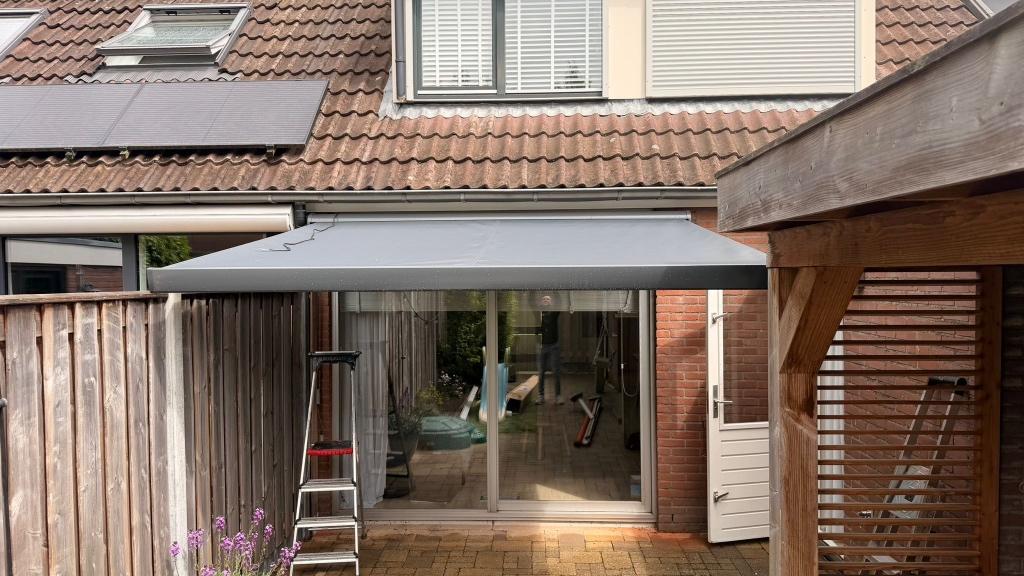 NIEUWE elektrische zonnescherm 295 cm breed 250 cm uitval, Ophalen, 150 tot 300 cm, 250 cm tot 450 cm, Knikarmscherm