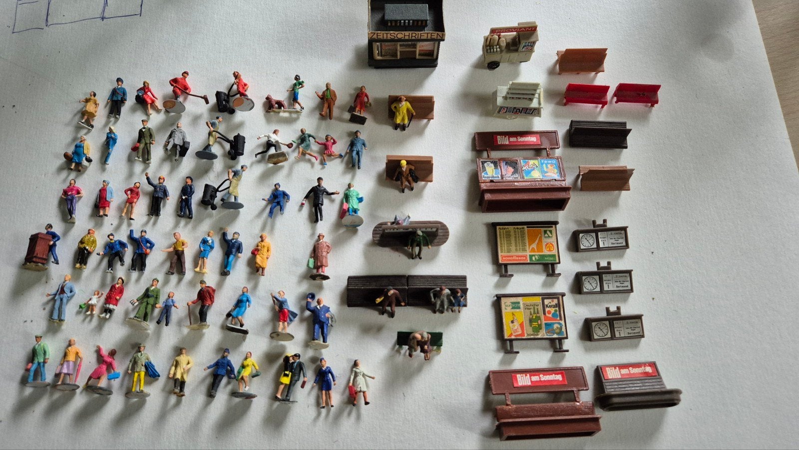 Te koop 64 reizigers/stationpersoneel met bankjes, enz., Ophalen of Verzenden, Gelijkstroom of Wisselstroom, Brug, Tunnel of Gebouw