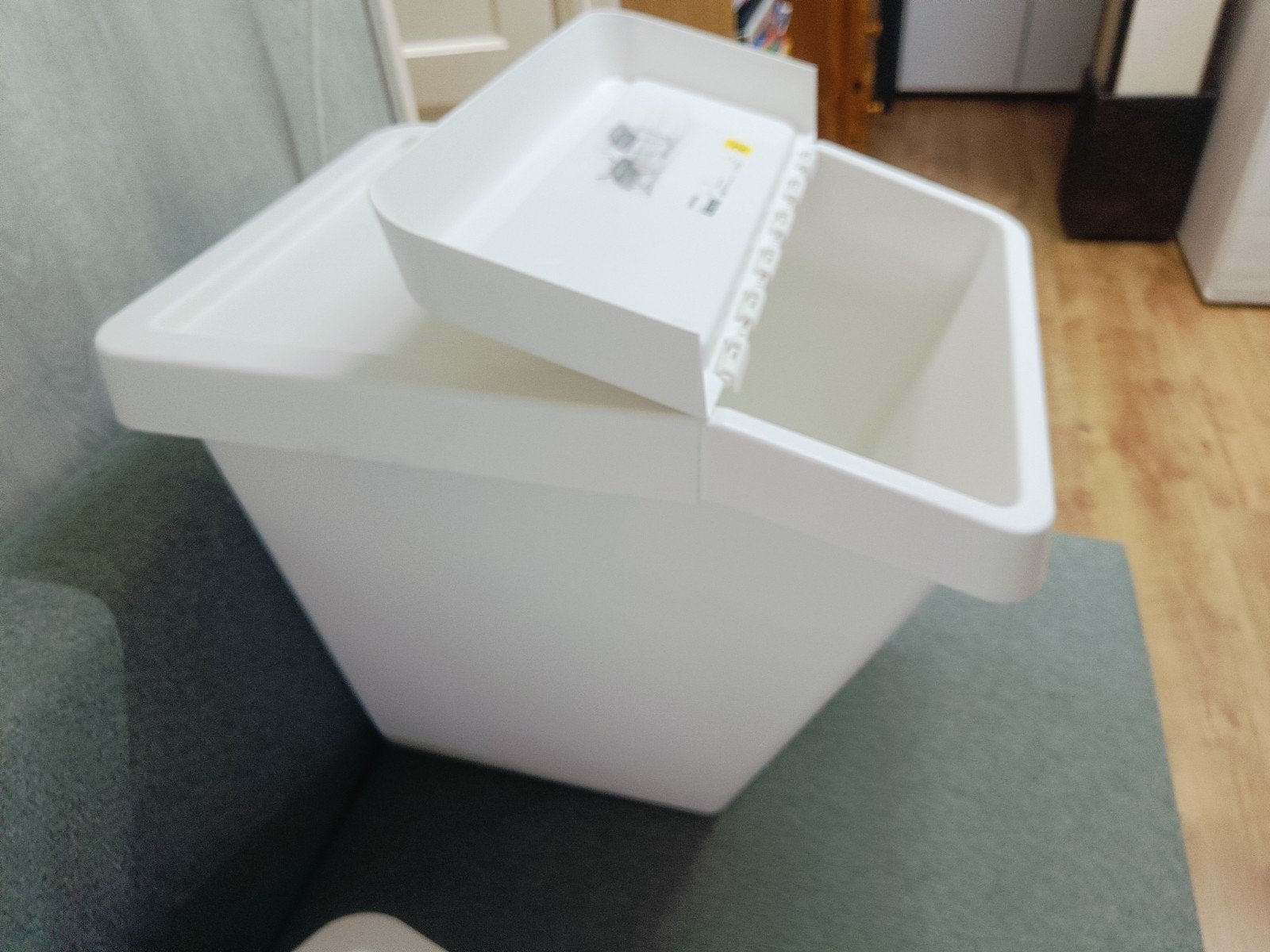 2 IKEA bakken met deksel - lichtrode vlek op deksel, Ophalen of Verzenden