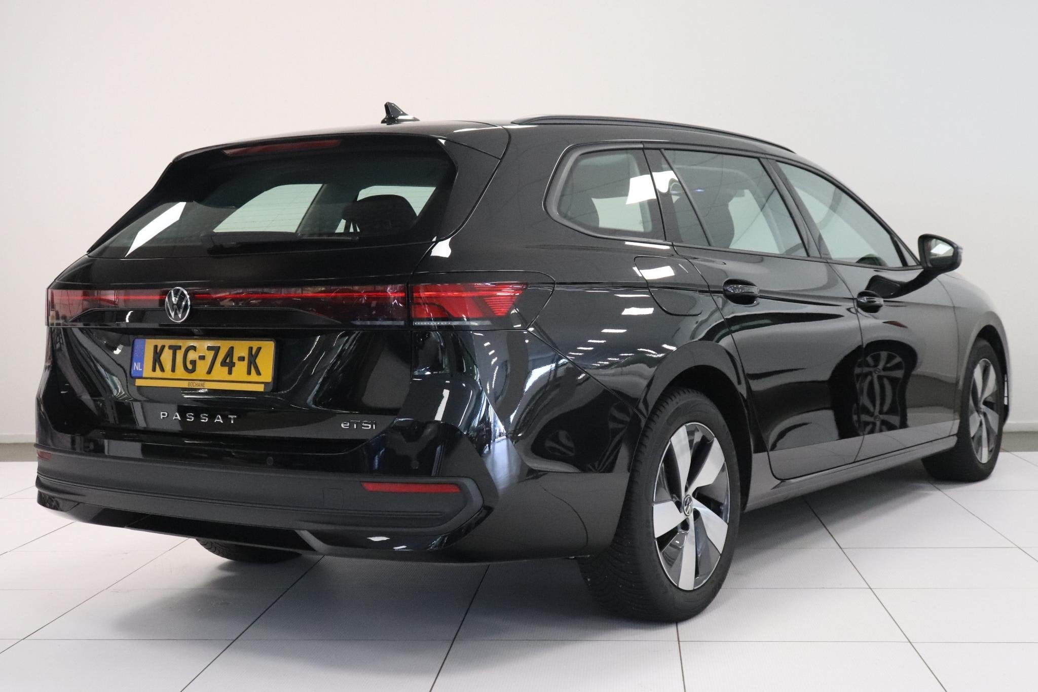 Volkswagen Passat Variant 1.5 eTSI Business | Camera | Adapt, Auto's, 4 cilinders, Zwart, 19 km/l, 1600 kg