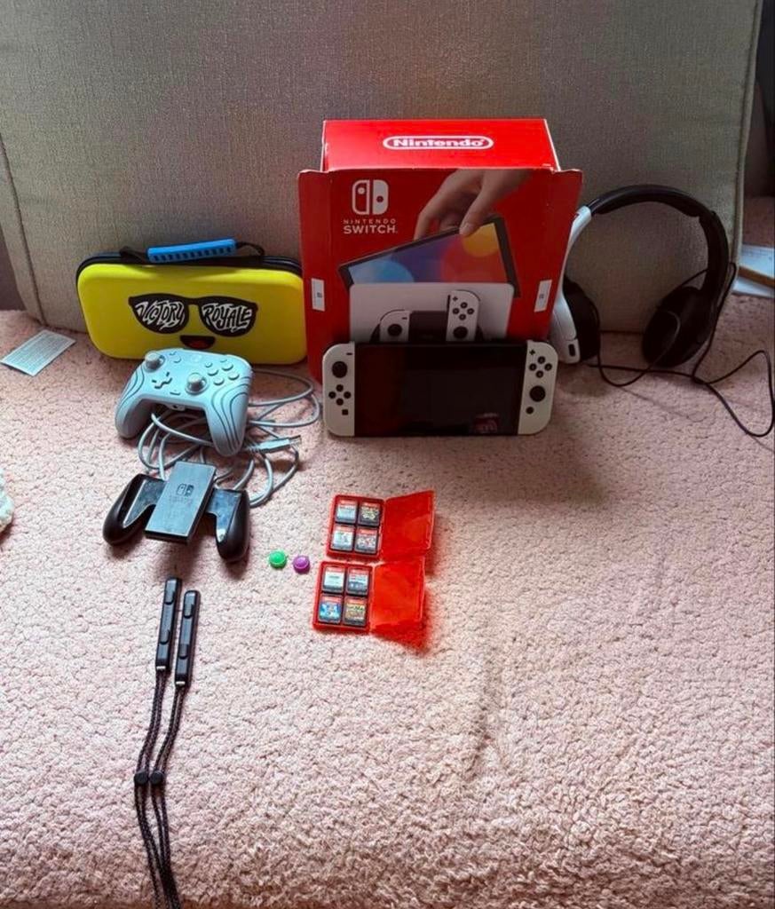 Nintendo Switch OLED + 7 Games + 2 Controllers - Nieuwstaat, Spelcomputers en Games, Games | Nintendo Switch, Zo goed als nieuw