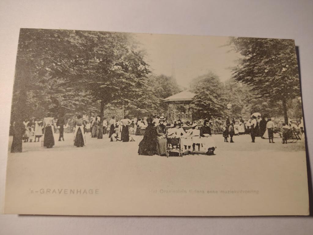 Den Haag Het Oranjeplein tijdens een muziekuitvoering, Ophalen of Verzenden, Zuid-Holland