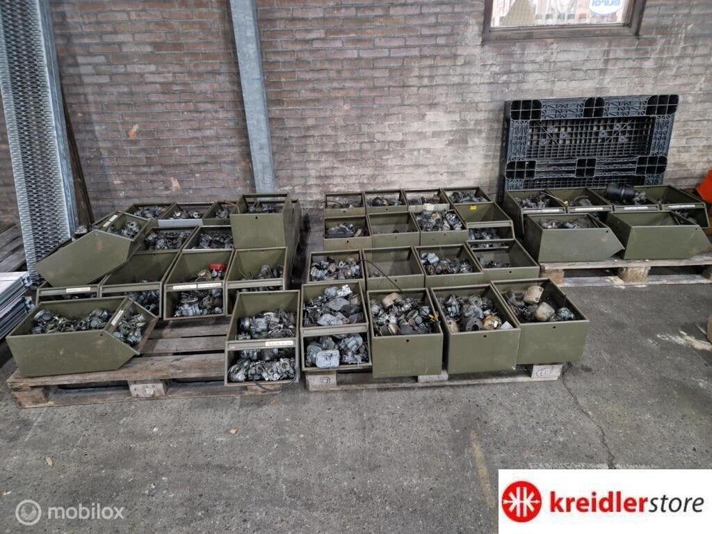 37 Kratten vol met Carburateurs voor Oldtimer bromfietsen