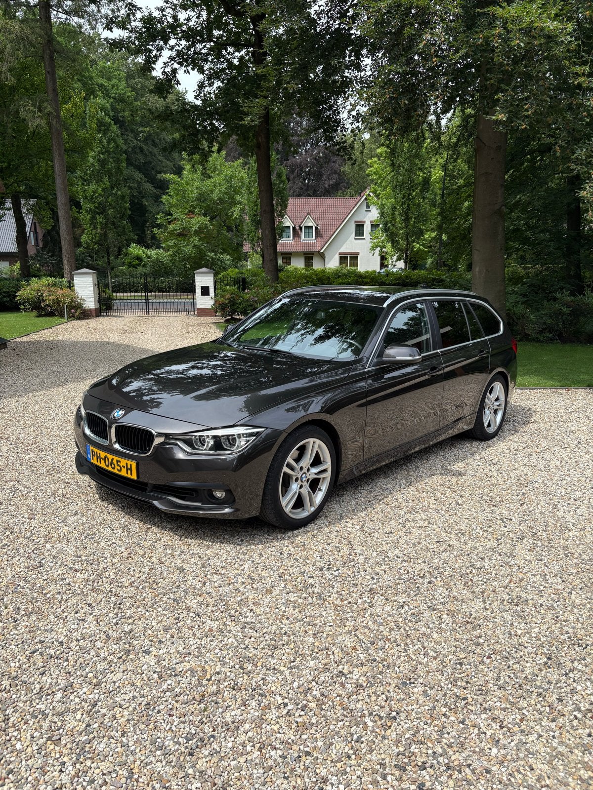 Zeer nette BMW 318i - bouwjaar 2017, Auto's, BMW, Automaat, Zwart, Bruin, 1465 kg