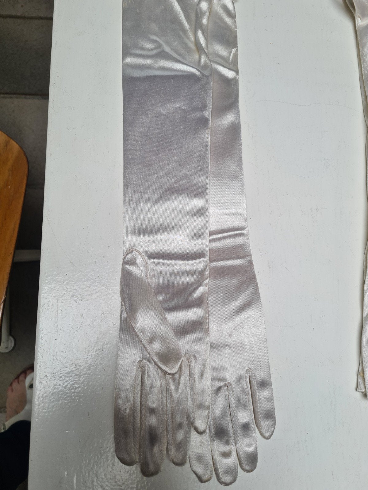 Elegante witte satijnen handschoenen, lang model, Onbekend, Ophalen of Verzenden, Zo goed als nieuw