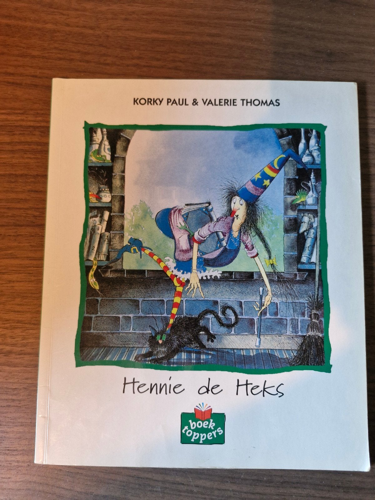 Hennie de Heks - Kinderboek van Korky Paul & Valerie Thomas, Ophalen of Verzenden, Gelezen, Korky Paul & Valerie Thomas, Sprookjes