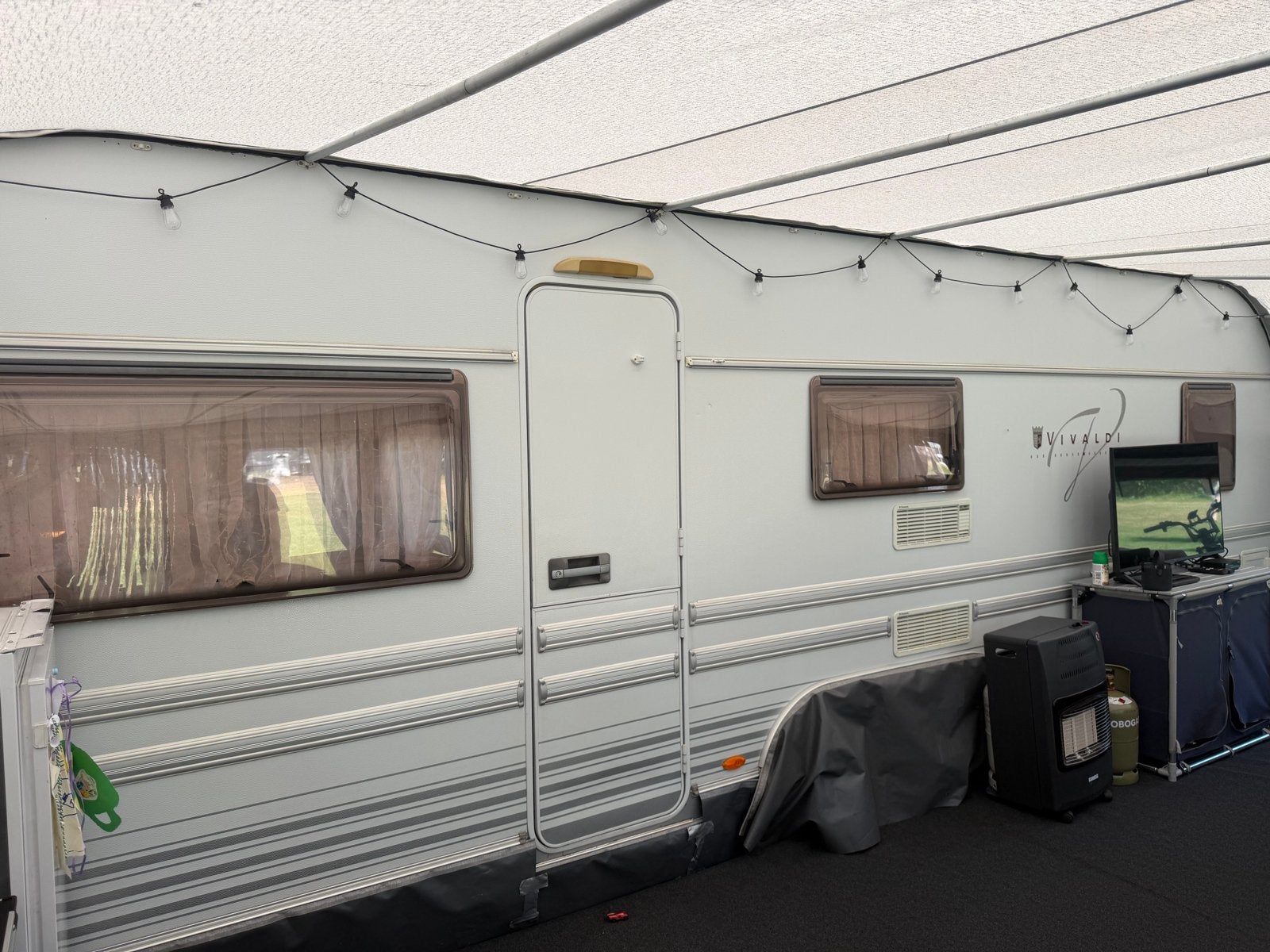 Tabbert Vivaldi - Ruime caravan 655 met voortent 3m diep, Vast bed, Rondzit, Tabbert, Particulier