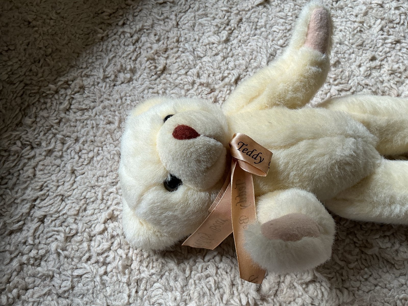 Schattige crèmekleurige teddybeer met strik opbr giro 555, Overige merken, Overige karakters, Beer, Ophalen of Verzenden