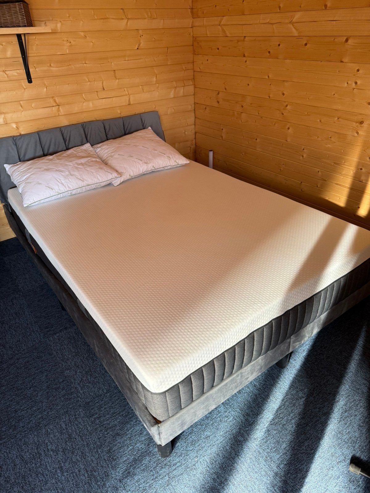Nieuw bed met nieuw emma matras en nieuwe bamboo kussens., Ophalen, Zo goed als nieuw