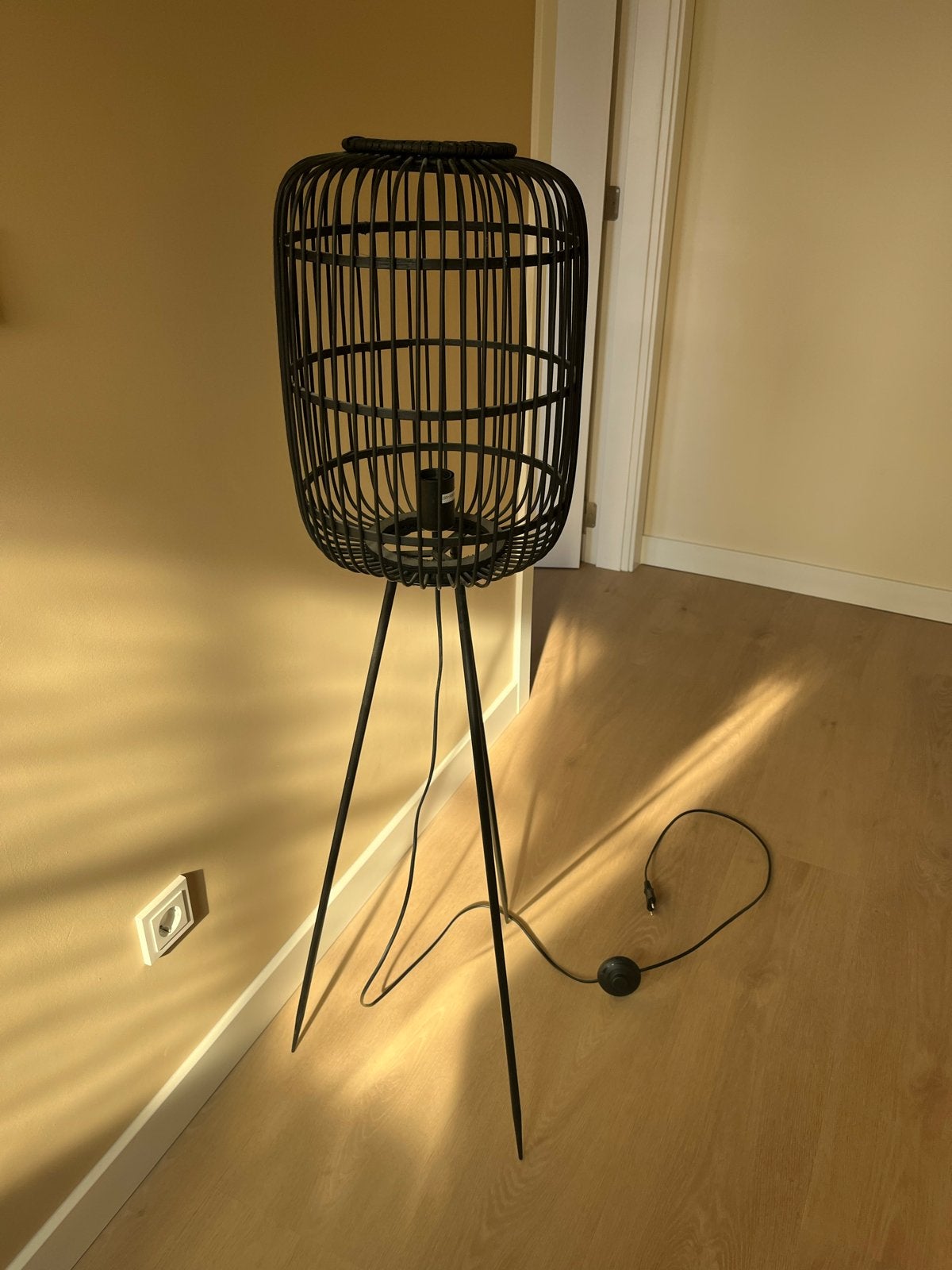 Zwarte rotan vloerlamp - Kwantum, Huis en Inrichting, Ophalen, Gebruikt, 100 tot 150 cm, Natuurlijk materiaal
