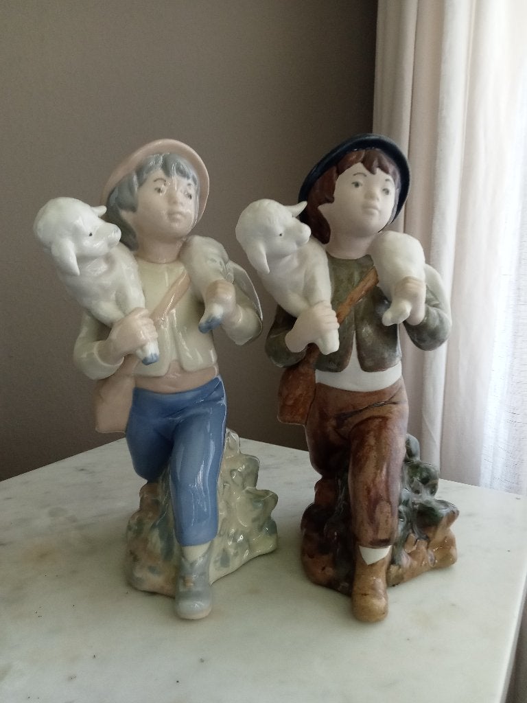 2 Vintage Beeldjes Jongen dat Lammetje draagt., Verzamelen, Ophalen of Verzenden, Zo goed als nieuw, Mens